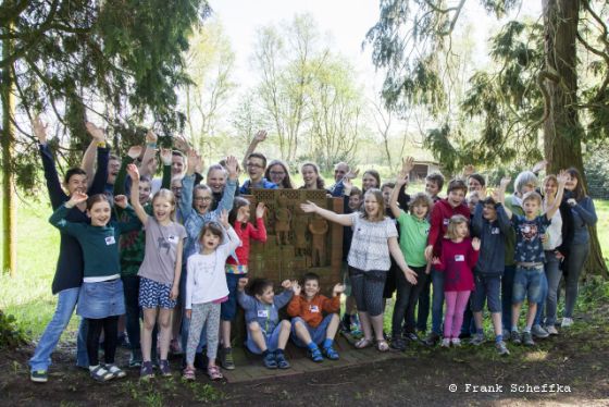 Geschwisterkinder bei einer Tagung