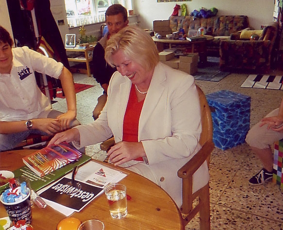 Ministerin Rundt zu Besuch in der Geschwisterbücherei